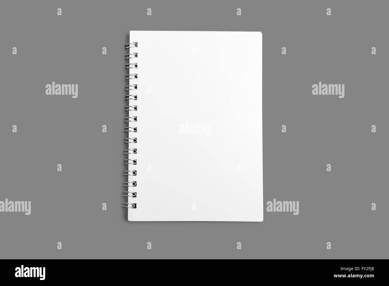 Vuoto notebook a spirale isolato su sfondo grigio Foto Stock