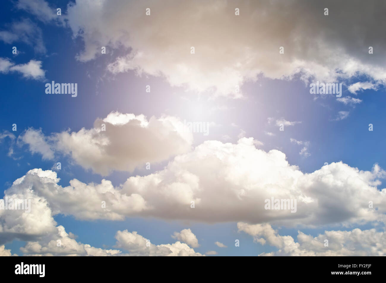 Fasci di luce solare dalla nuvola nel cielo blu Foto Stock