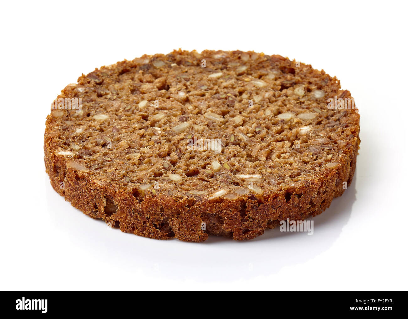 Fetta di dark multi pane di grano con semi isolato su sfondo bianco Foto Stock
