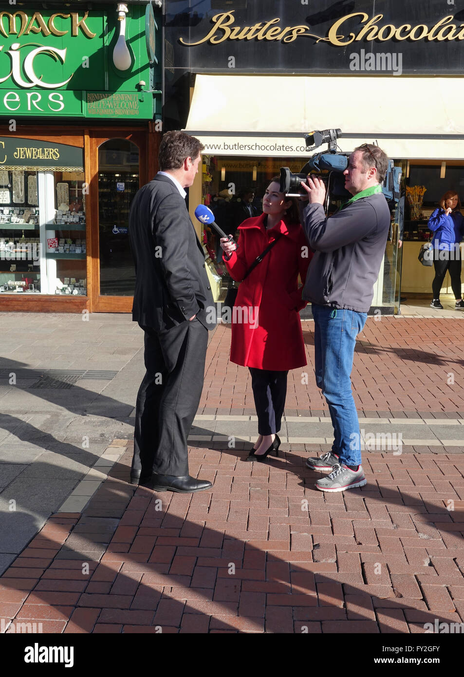 Intervista televisiva su Grafton Street Dublin -1 Foto Stock