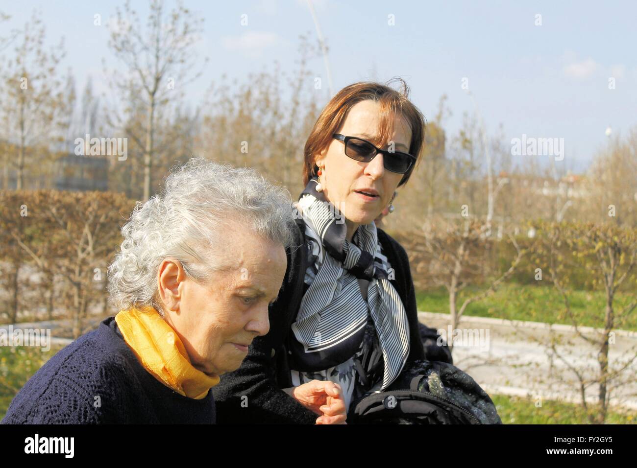 Signora che aiuta a donna anziana a camminare Foto Stock