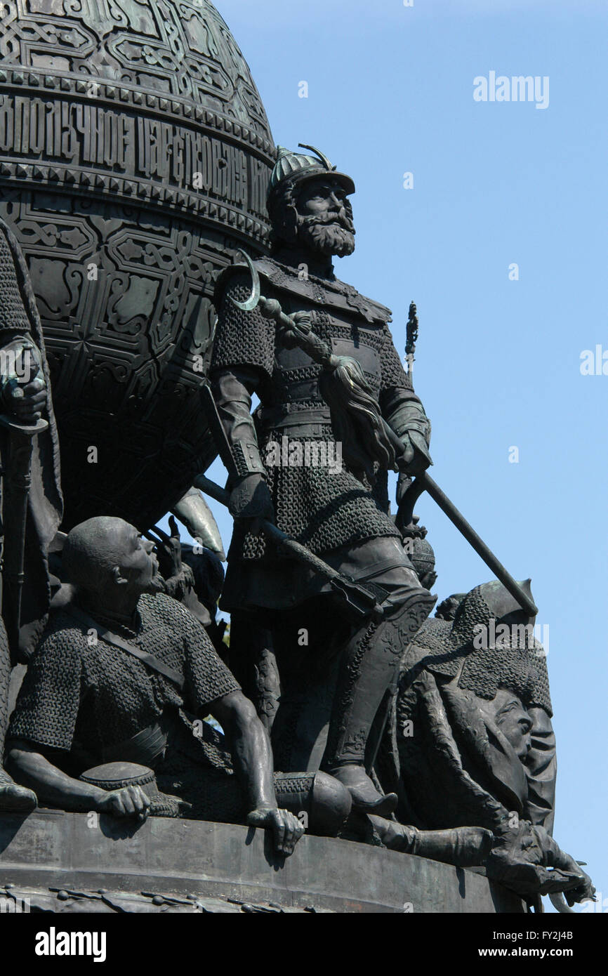 Il Grand Prince Dmitry Donskoy di Mosca. Dettaglio del monumento per il millennio della Russia (1862) progettato da scultore russo Mikhail Mikeshin in Veliky Novgorod, Russia. La statua di Dmitry Donskoy rappresenta l inizio della espulsione dei Tartari dopo la battaglia di Kulikovo (1380). Dmitry Donskoy è rappresentato tenendo un russo macis nella mano destra e un catturato bunchuk, il Tatar simbolo di potere, nella sua mano sinistra. Ai suoi piedi si trova Mamai, khan del Horde Dorato sconfitti nella battaglia di Kulikovo. Foto Stock