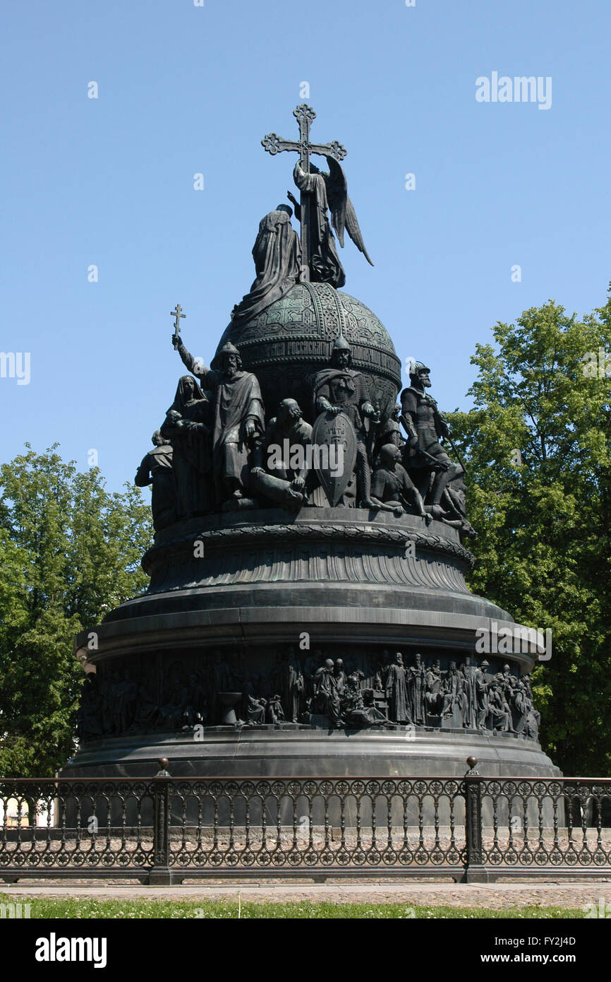 Il monumento al millennio della Russia (1862) progettato da scultore russo Mikhail Mikeshin in Veliky Novgorod, Russia. Foto Stock