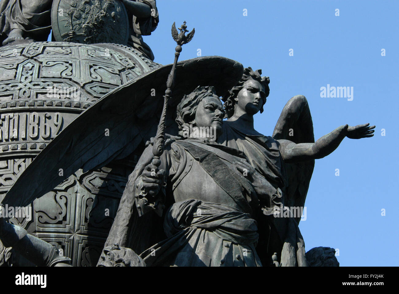 Lo zar Pietro il Grande di Russia. Dettaglio del monumento per il millennio della Russia (1862) progettato da scultore russo Mikhail Mikeshin in Veliky Novgorod, Russia. La statua di Pietro il Grande rappresenta la creazione dell'impero russo (1721). Pietro il Grande è raffigurato con una corona di alloro e uno scettro nella sua mano destra sostenuta da un angelo a mostrargli la via verso il nord-ovest in cui la città di San Pietroburgo è fondata. Foto Stock