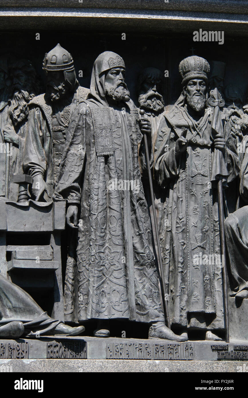 Il patriarca Nikon di Mosca (L) e San Dimitry di Rostov (R) raffigurato in bassorilievo dedicato a uomini russi di illuminazione da parte dello scultore russo Matvey Chizhov. Dettaglio del monumento per il millennio della Russia (1862) progettato da Mikhail Mikeshin in Veliky Novgorod, Russia. L Arcivescovo Varsonofius di Tver (L) e il Principe Konstanty Ostrogski Wasyl (R) sono raffigurati sullo sfondo a destra. Filantropo Fëdor Rtishchev è raffigurato in background nel mezzo. San Tikhon di Zadonsk (L) e Saint Mitrophan di Voronezh (R) sono raffigurati sullo sfondo a sinistra. Foto Stock