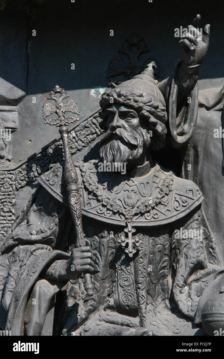 Il Gran Principe Ivan III di Mosca, noto anche come Ivan il Grande, raffigurato in bassorilievo dedicato alla federazione di statisti da scultore russo Nikolai Laveretsky. Dettaglio del monumento per il millennio della Russia (1862) progettato da Mikhail Mikeshin in Veliky Novgorod, Russia. Foto Stock