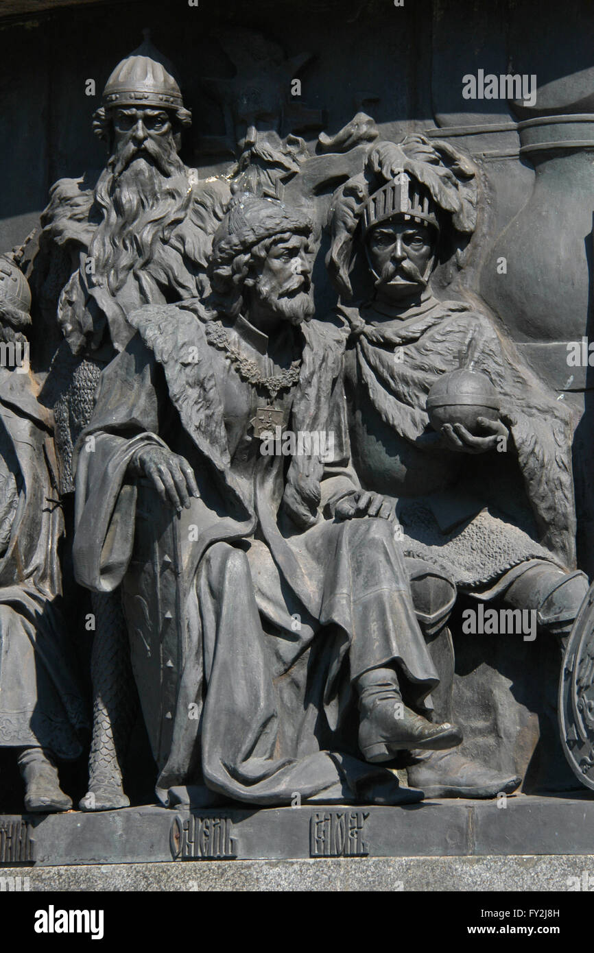 Il lituano princes Granduca Gediminas di Lituania, granduca Algirdas della Lituania e il Granduca Vytautas il grande rappresentato (da sinistra a destra) in bassorilievo dedicato alla federazione di statisti da scultore russo Nikolai Laveretsky. Dettaglio del monumento per il millennio della Russia (1862) progettato da Mikhail Mikeshin in Veliky Novgorod, Russia. Foto Stock