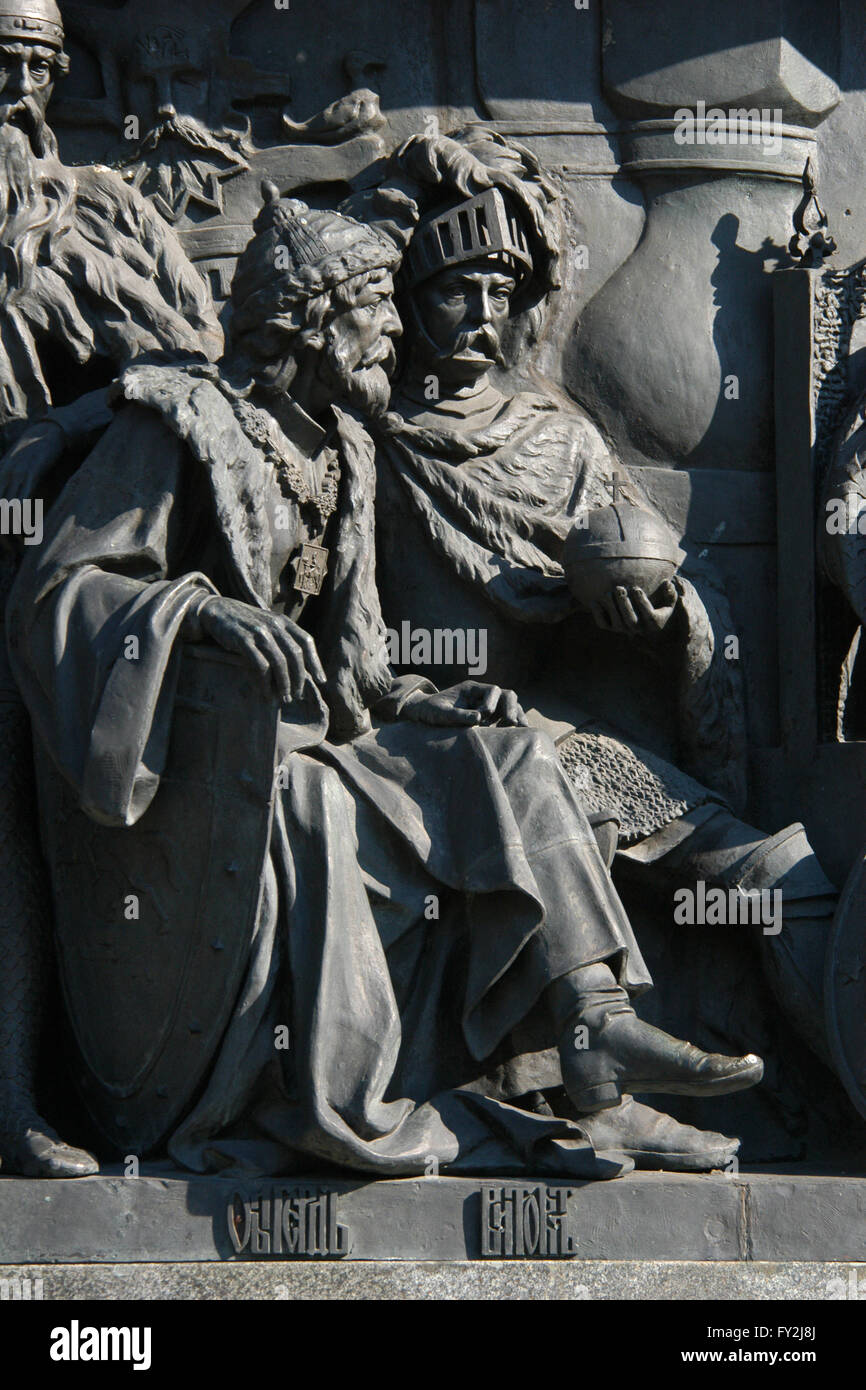 Il lituano princes Granduca Algirdas della Lituania (L) e il Granduca Vytautas il Grande (R) raffigurato in bassorilievo dedicato alla federazione di statisti da scultore russo Nikolai Laveretsky. Dettaglio del monumento per il millennio della Russia (1862) progettato da Mikhail Mikeshin in Veliky Novgorod, Russia. Foto Stock