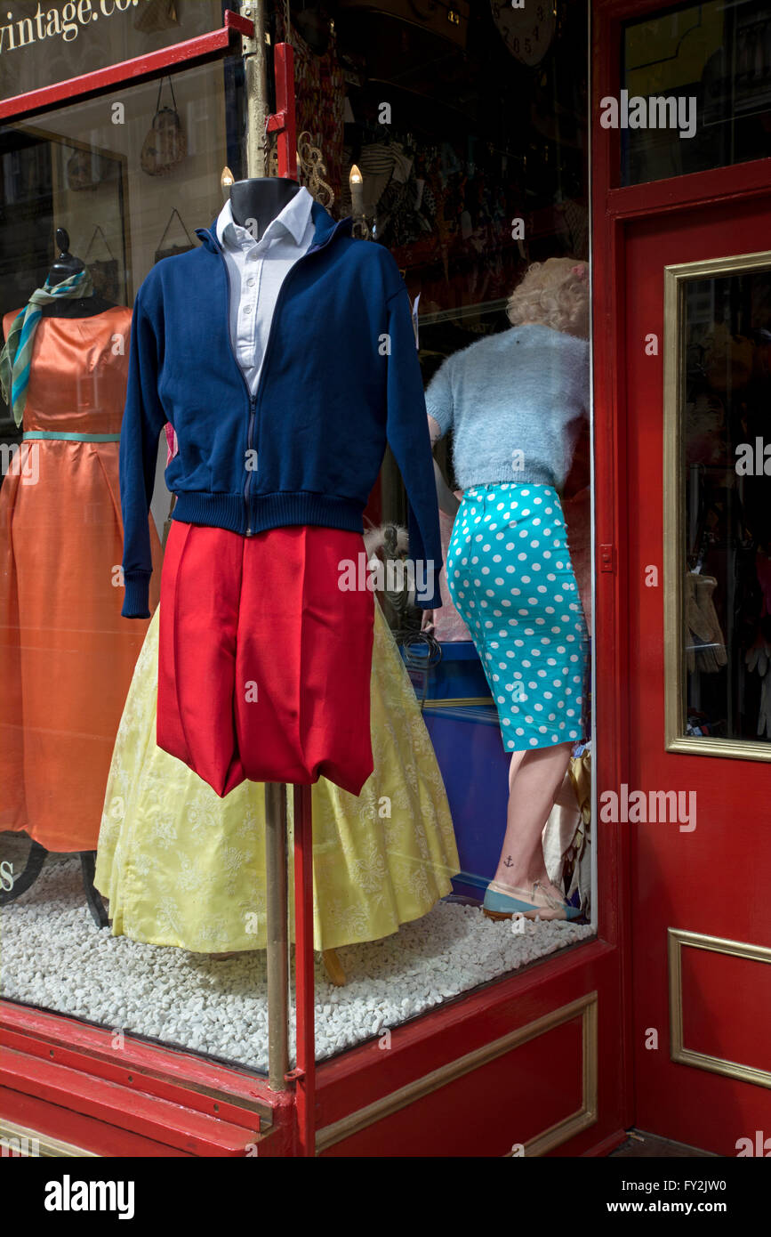 Vintage abiti sul visualizzatore in corrispondenza di un ramo di Armstrong vintage del negozio di abbigliamento a Edimburgo, Scozia. Foto Stock