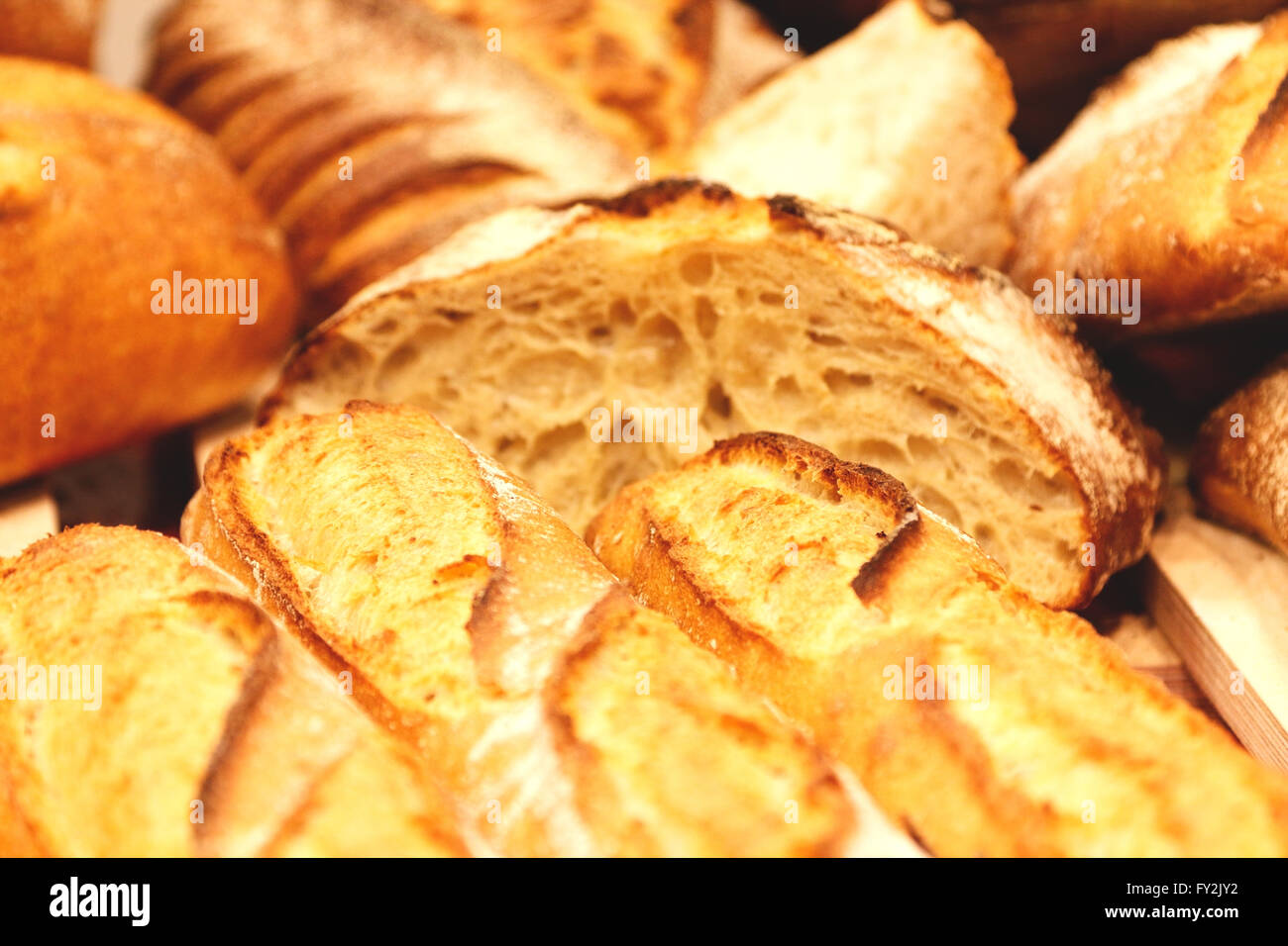 Diversi tipi di pane fresco. Messa a fuoco selettiva. Foto Stock