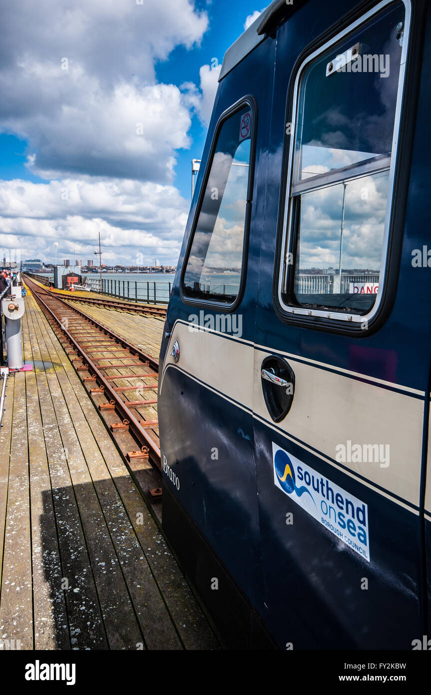 Treno sul molo di Southend, un importante punto di riferimento in Southend. Estendentesi 1.34 miglia (2.16 km) nell'estuario del Tamigi, è la più lunga del mondo Foto Stock
