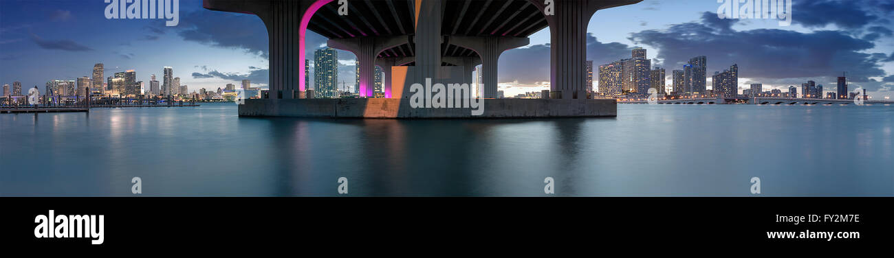 Un 180 gradi vista del centro cittadino di Miami e di Brickell al tramonto. Foto Stock