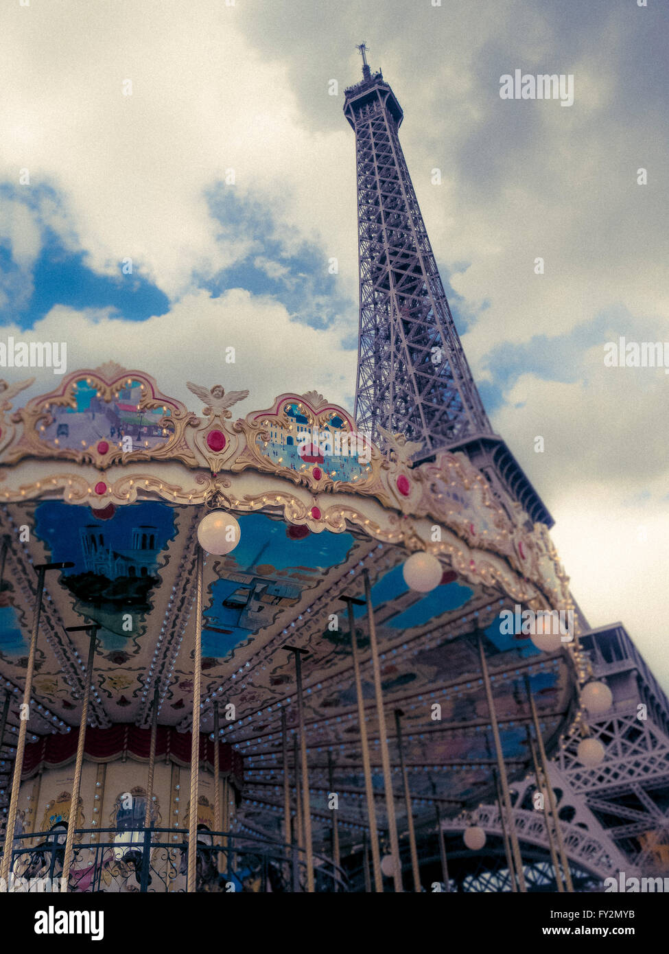 La Torre Eiffel e la giostra, Parigi, Francia Foto Stock
