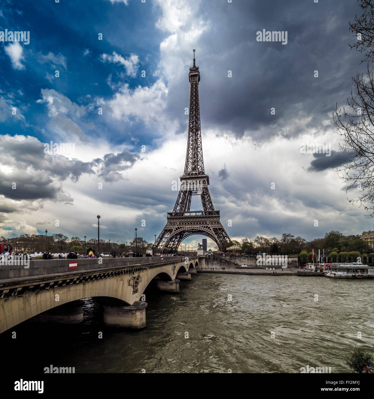 Torre Eiffel con Pont d'Iéna e il fiume Senna, Parigi, Francia Foto Stock