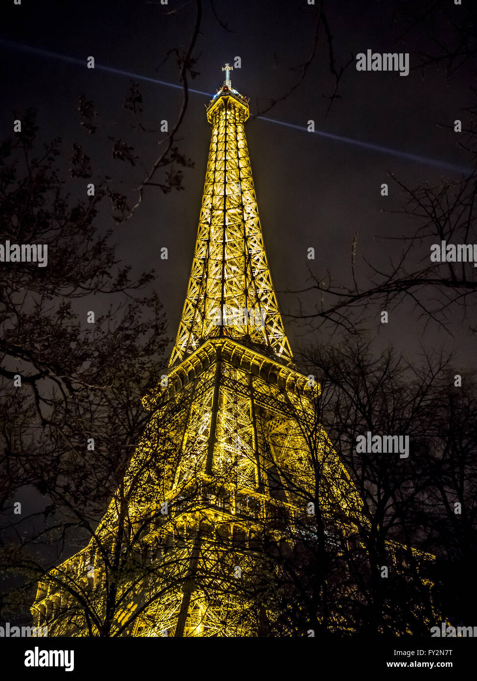 Accesa la Torre Eiffel di notte, Parigi, Francia. Foto Stock