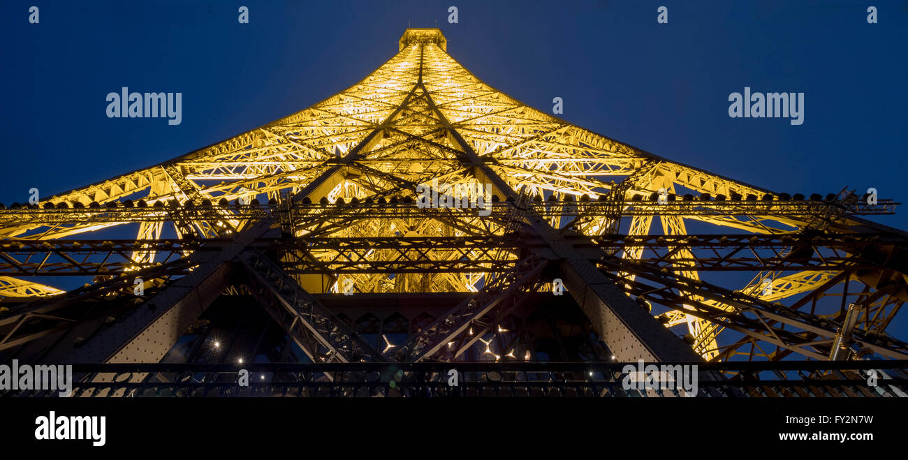 Abstract foto panoramica della Torre Eiffel illuminata di notte. Foto Stock