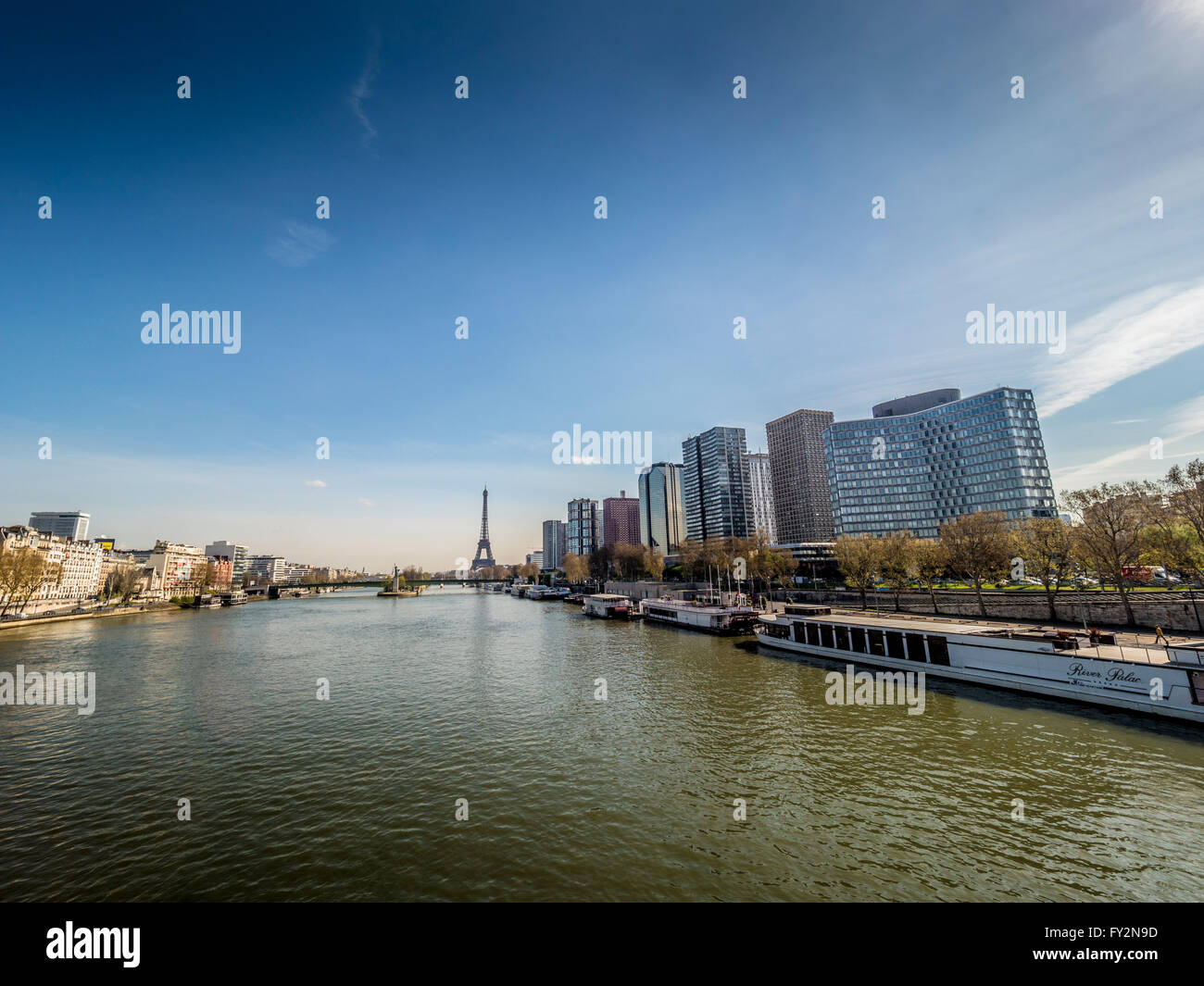 Barche sul fiume Senna a Parigi, Francia, con la Torre Eiffel sullo sfondo Foto Stock