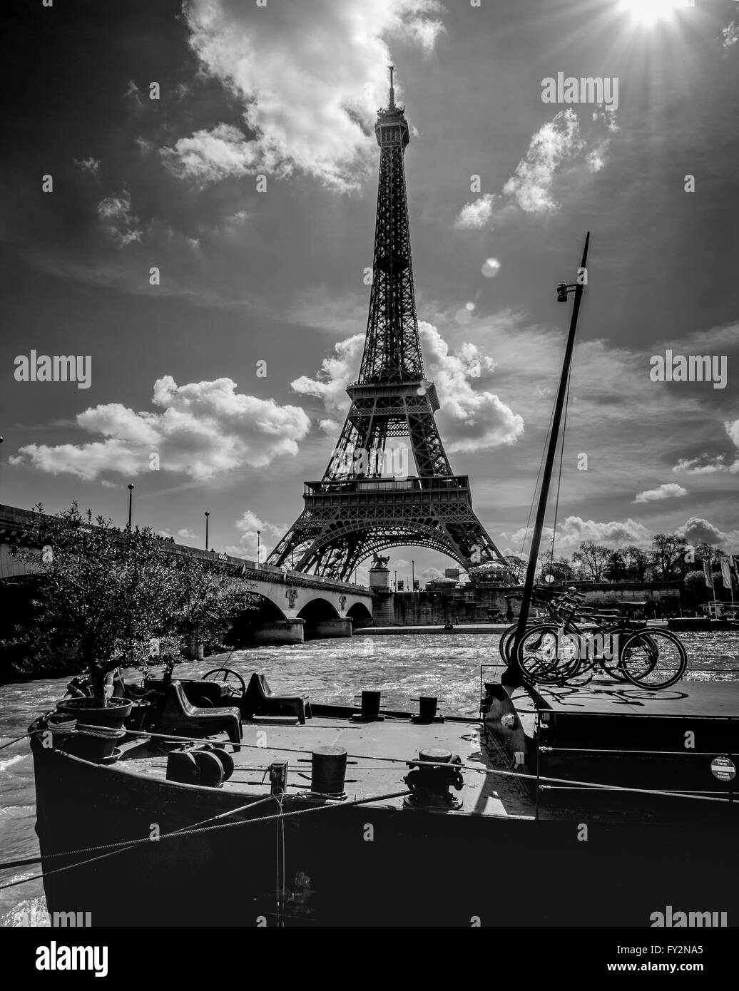 Barche sul fiume Senna a Parigi, Francia, con la Torre Eiffel sullo sfondo Foto Stock