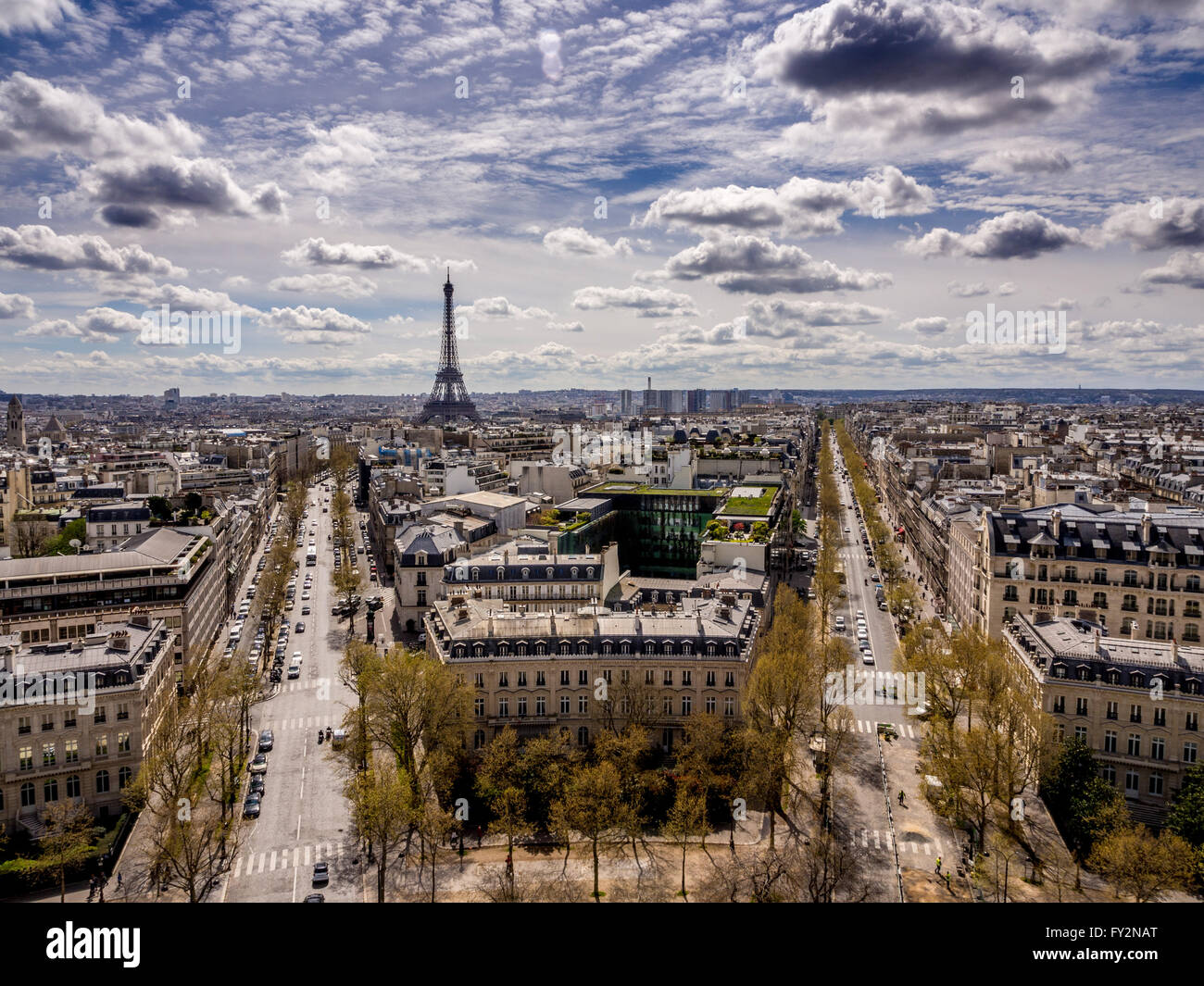 Vista verso la Torre Eiffel dall' Arco di Trionfo, Parigi, Francia. Foto Stock