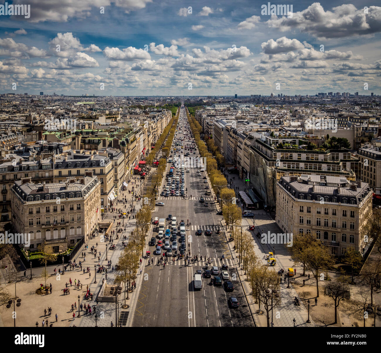 Visualizza in basso gli Champs-Elysees verso Place de la Concorde, Paris, Francia. Foto Stock