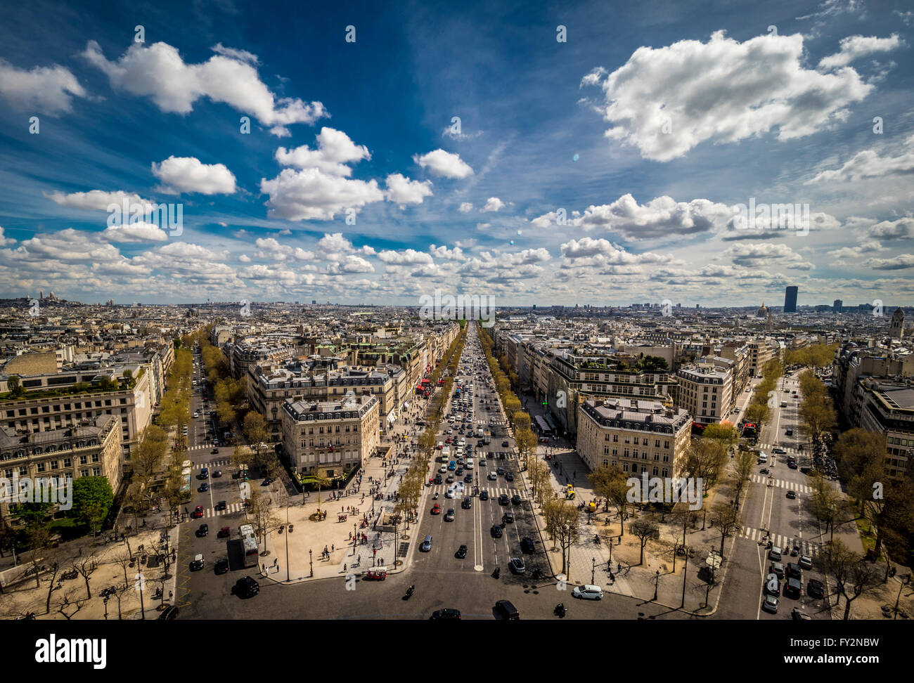 Visualizza in basso gli Champs-Elysees verso Place de la Concorde, Paris, Francia. Foto Stock