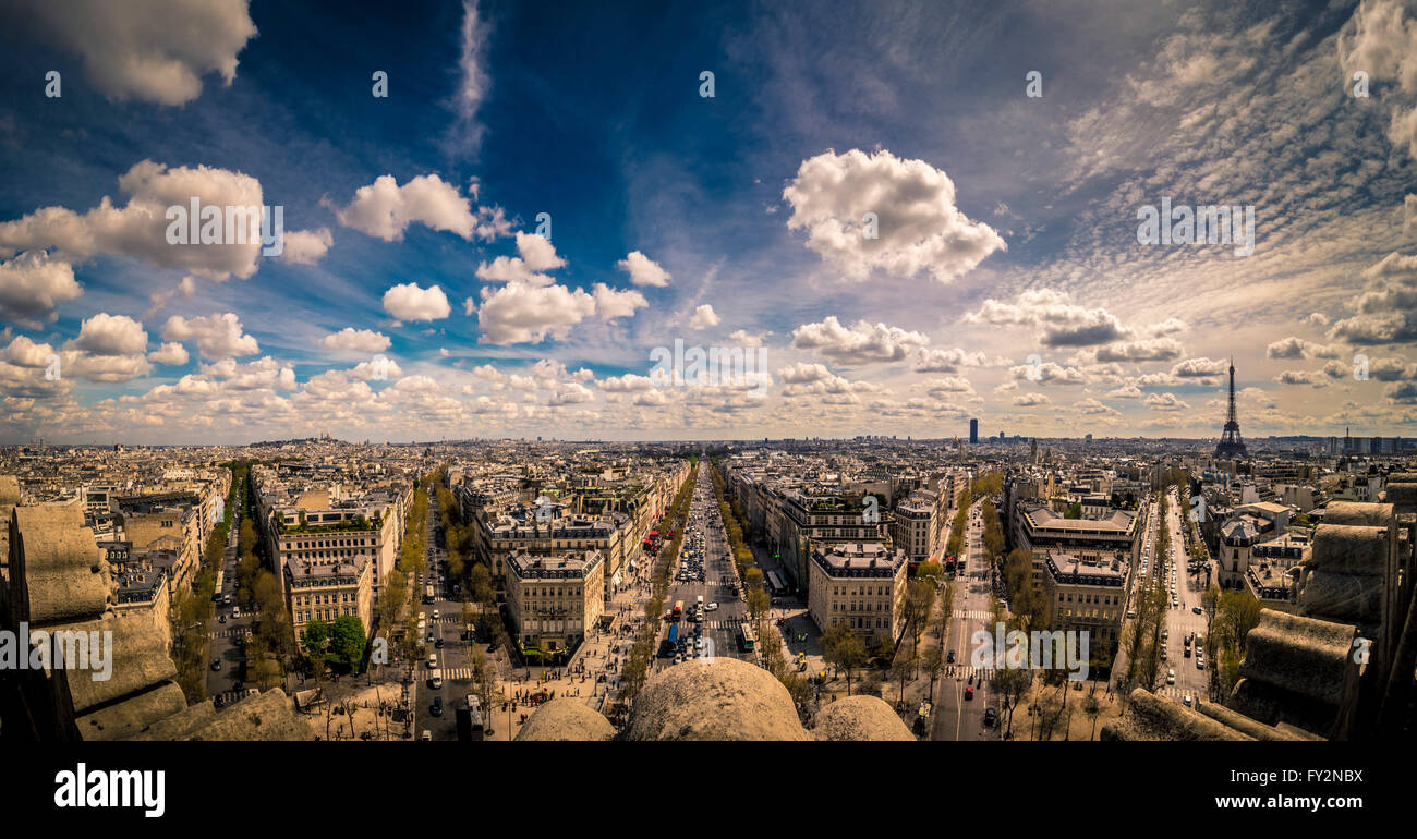 Vista panoramica verso il basso gli Champs-Elysees verso Place de la Concorde, Paris, Francia. La Torre Eiffel e la Torre di Montparnasse entrambi vis Foto Stock