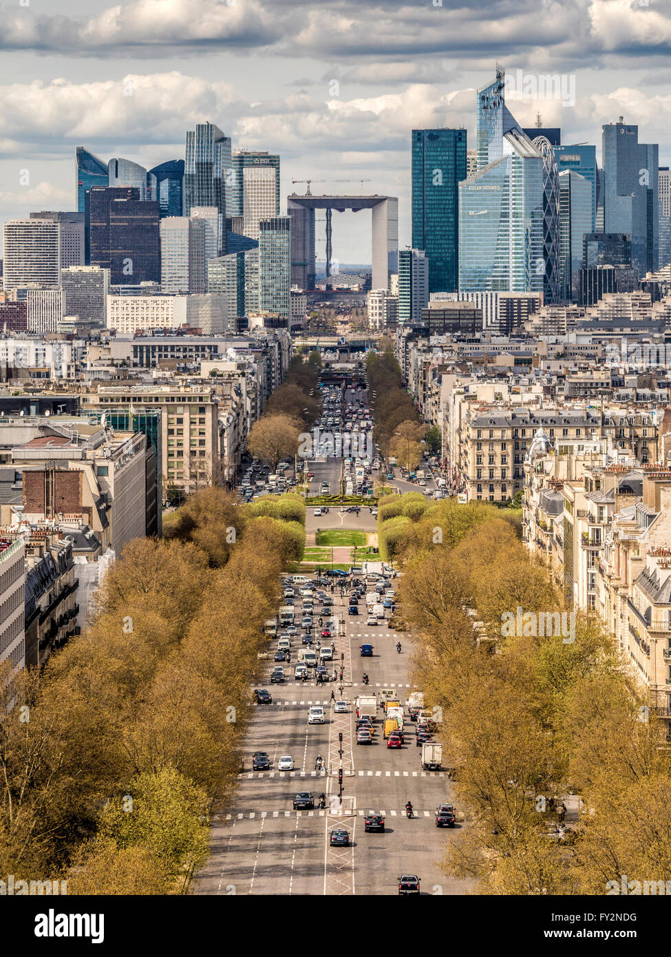 La Defense, il quartiere degli affari di Parigi, Francia. Vista guardando  verso il basso Avenue de la Grande Armée dall'Arc de Triomphe Foto stock -  Alamy