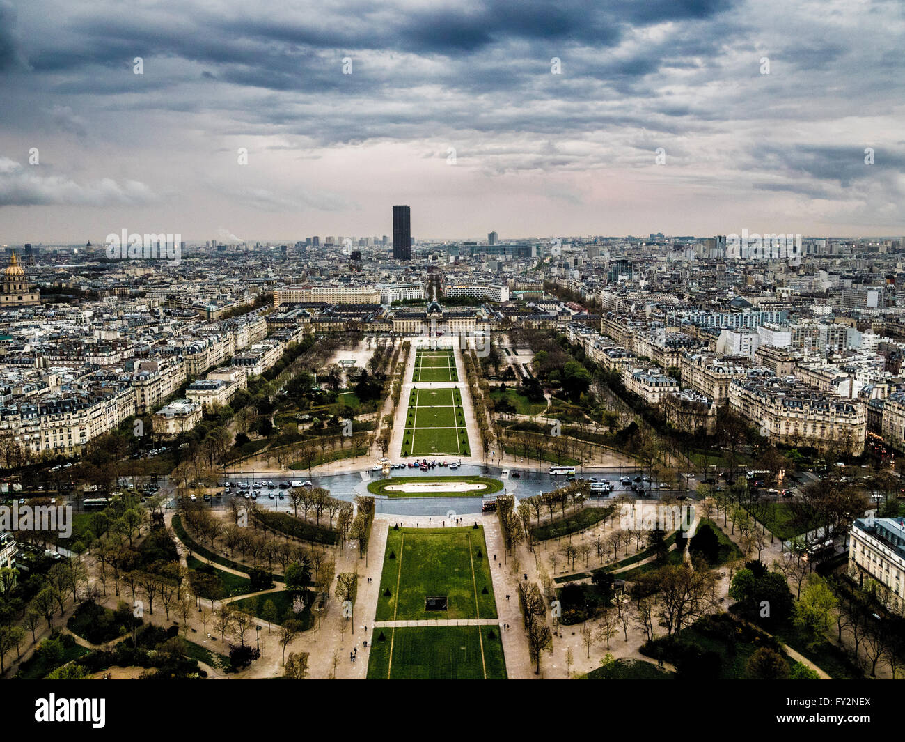 Champ de Mars, con la Torre di Montparnasse in background, Paris, Francia. Foto Stock