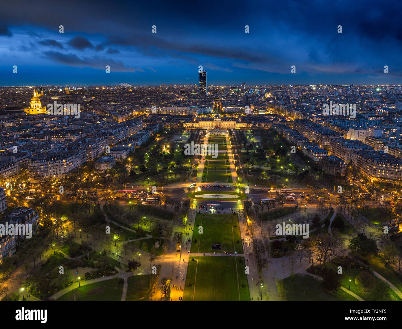 Champ de Mars, con la Torre di Montparnasse in background di notte, Parigi, Francia. Foto Stock