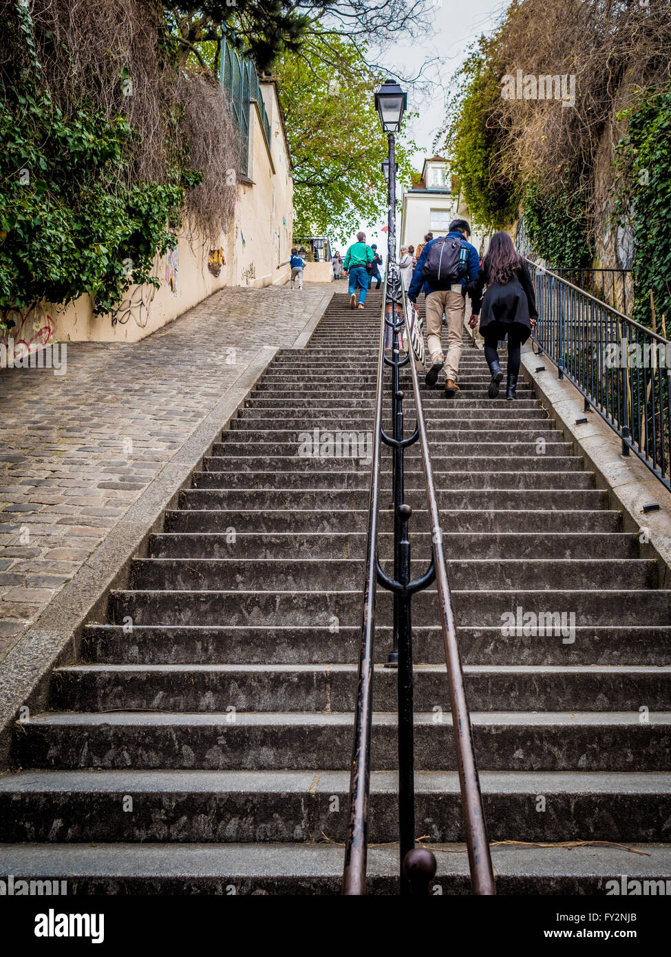 Tradizionale di pietra di passaggi tra edifici, Montmartre, Paris, Francia. Foto Stock