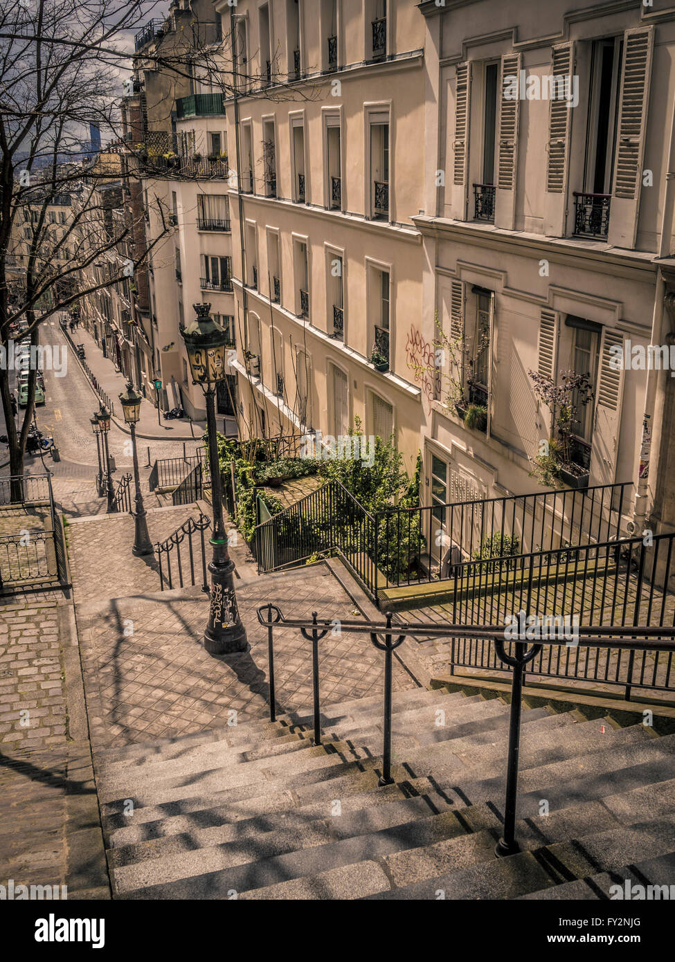 Tradizionale di pietra di passaggi tra edifici, Montmartre, Paris, Francia. Foto Stock