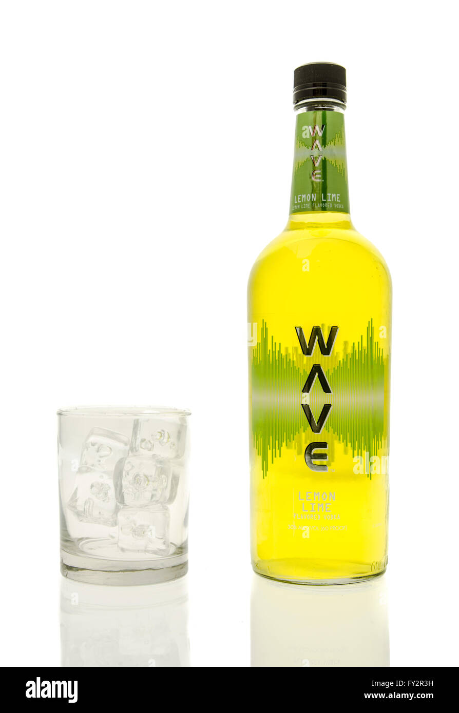 Winneconne, WI - 15 Marzo 2016: una bottiglia di onda lime limone Vodka con un bicchiere di ghiaccio Foto Stock