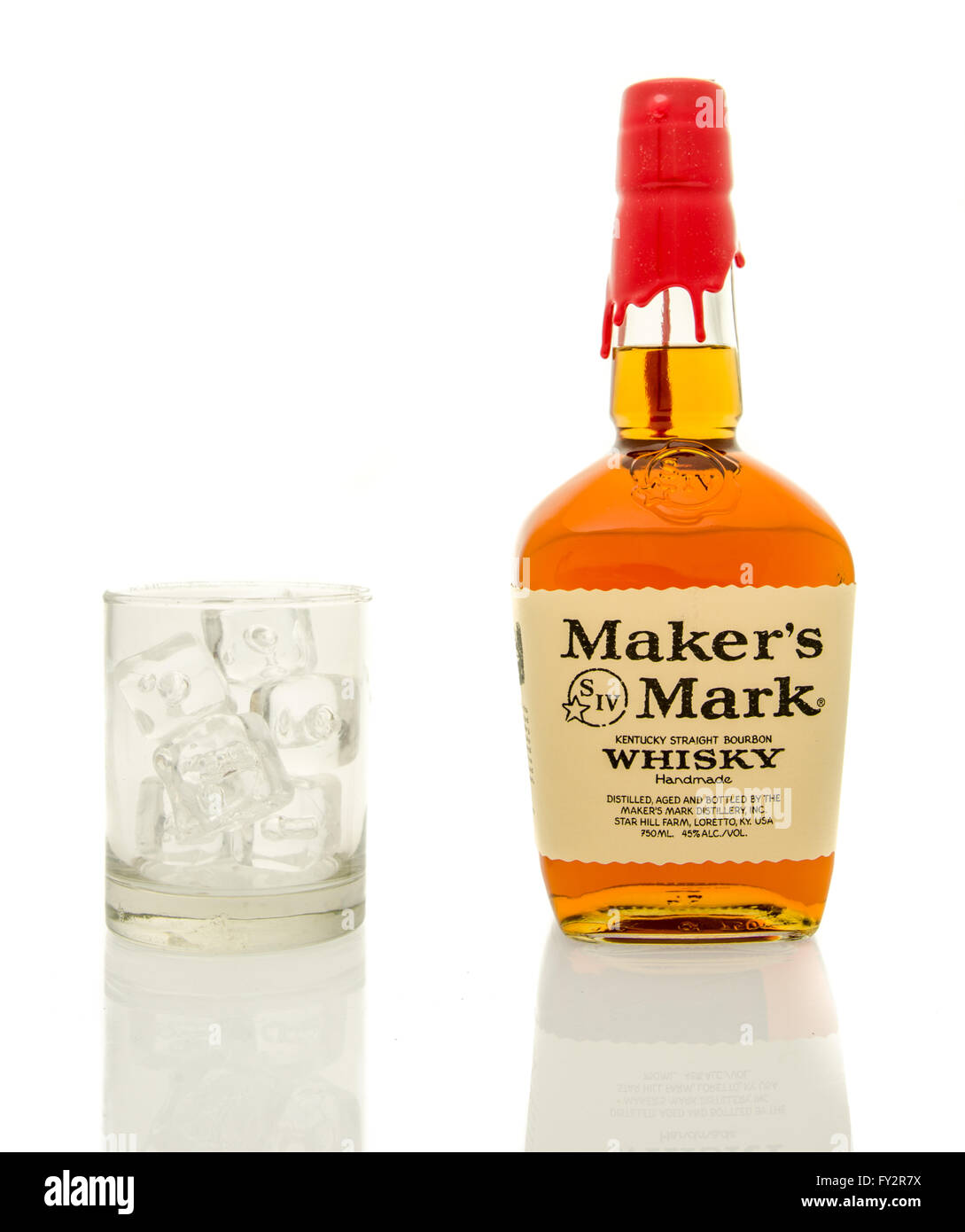 Winneconne, WI - 19 Marzo 2016: una bottiglia di Maker's Mark whisky con un bicchiere di ghiaccio. Foto Stock