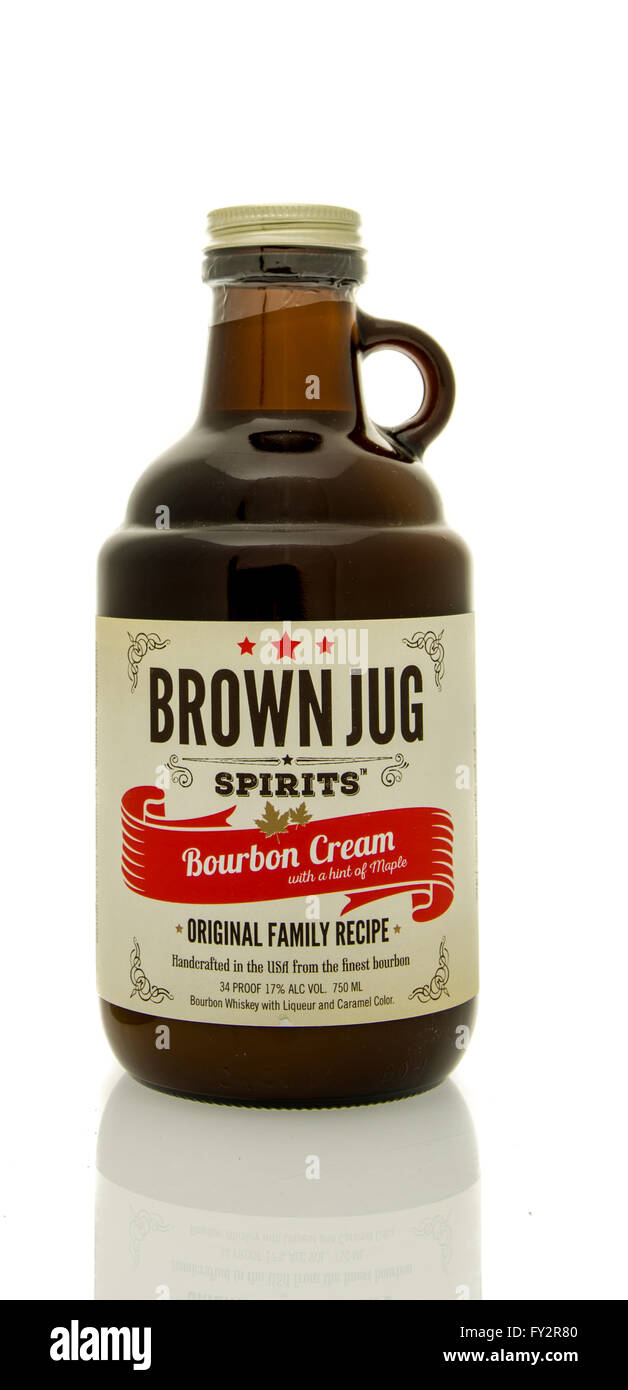 Winneconne, WI - 19 Marzo 2016: una bottiglia di Brown Jug bourbon crema Foto Stock