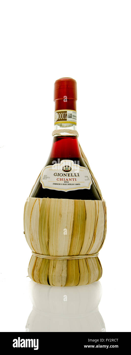 Winneconne, WI - 16 Marzo 2016: una bottiglia di vino Gionelli in chianti sapore su uno sfondo bianco. Foto Stock