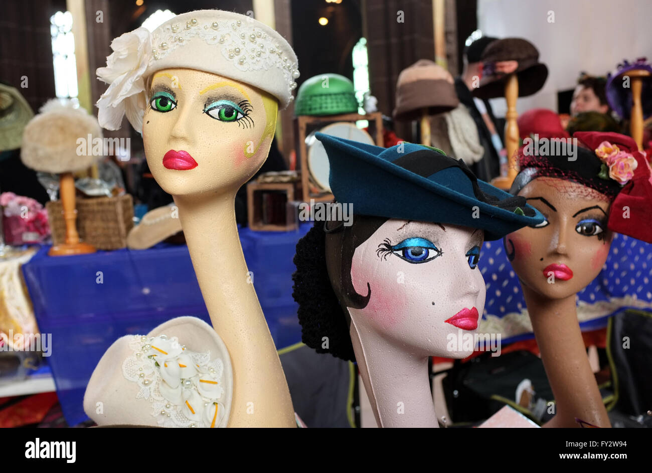 Visualizzare manichino capi che indossa la metà del XX secolo cappelli a un retrò e fiera di abbigliamento a Manchester REGNO UNITO Foto Stock
