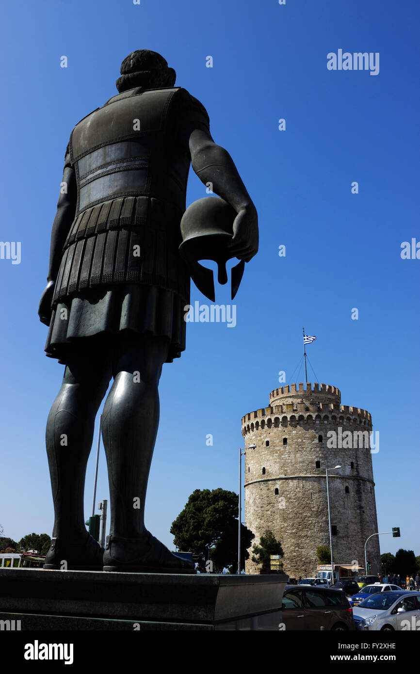 Memoriale del re greco Philippe (Philippos) di Macedonia guardando la torre Bianca di Salonicco, Macedonia, Grecia Foto Stock