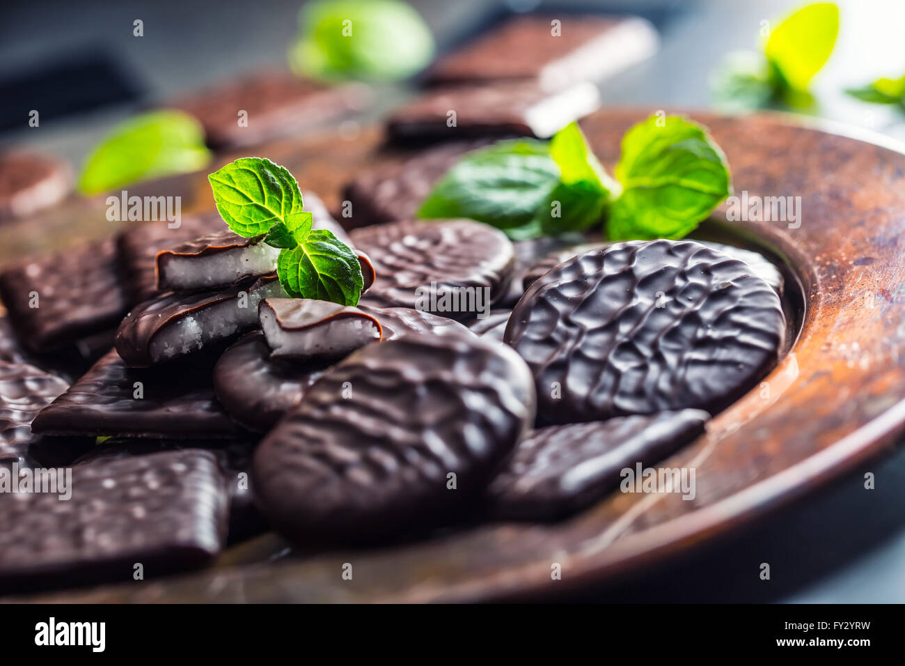 Il cioccolato menta piperita cookies.menta. La menta piperita. Mentolo. Il cioccolato nero con crema di menta piperita. Il cioccolato nero con la menta lasciare Foto Stock