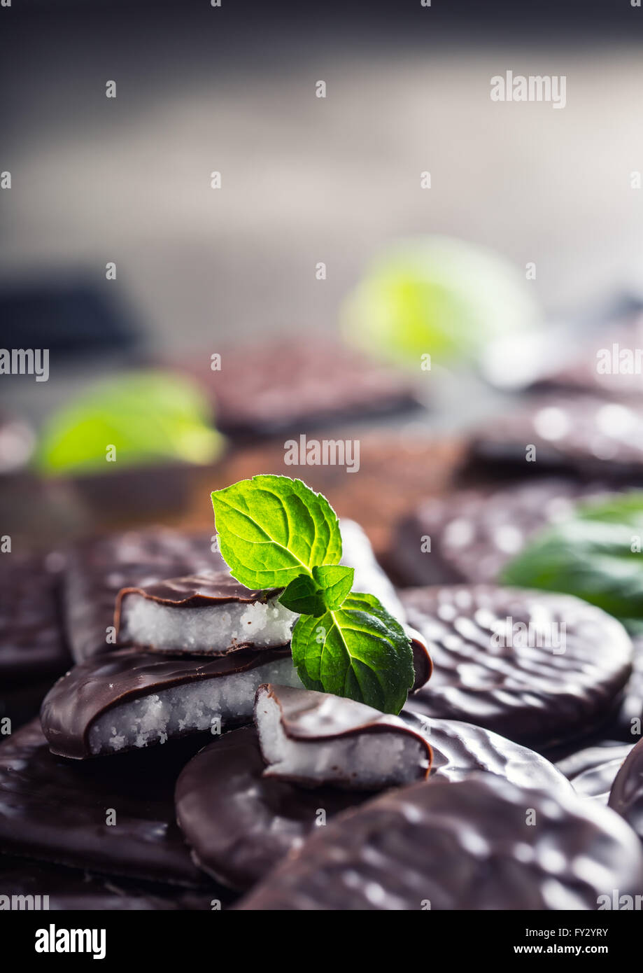 Il cioccolato menta piperita cookies.menta. La menta piperita. Mentolo. Il cioccolato nero con crema di menta piperita. Il cioccolato nero con la menta lasciare Foto Stock