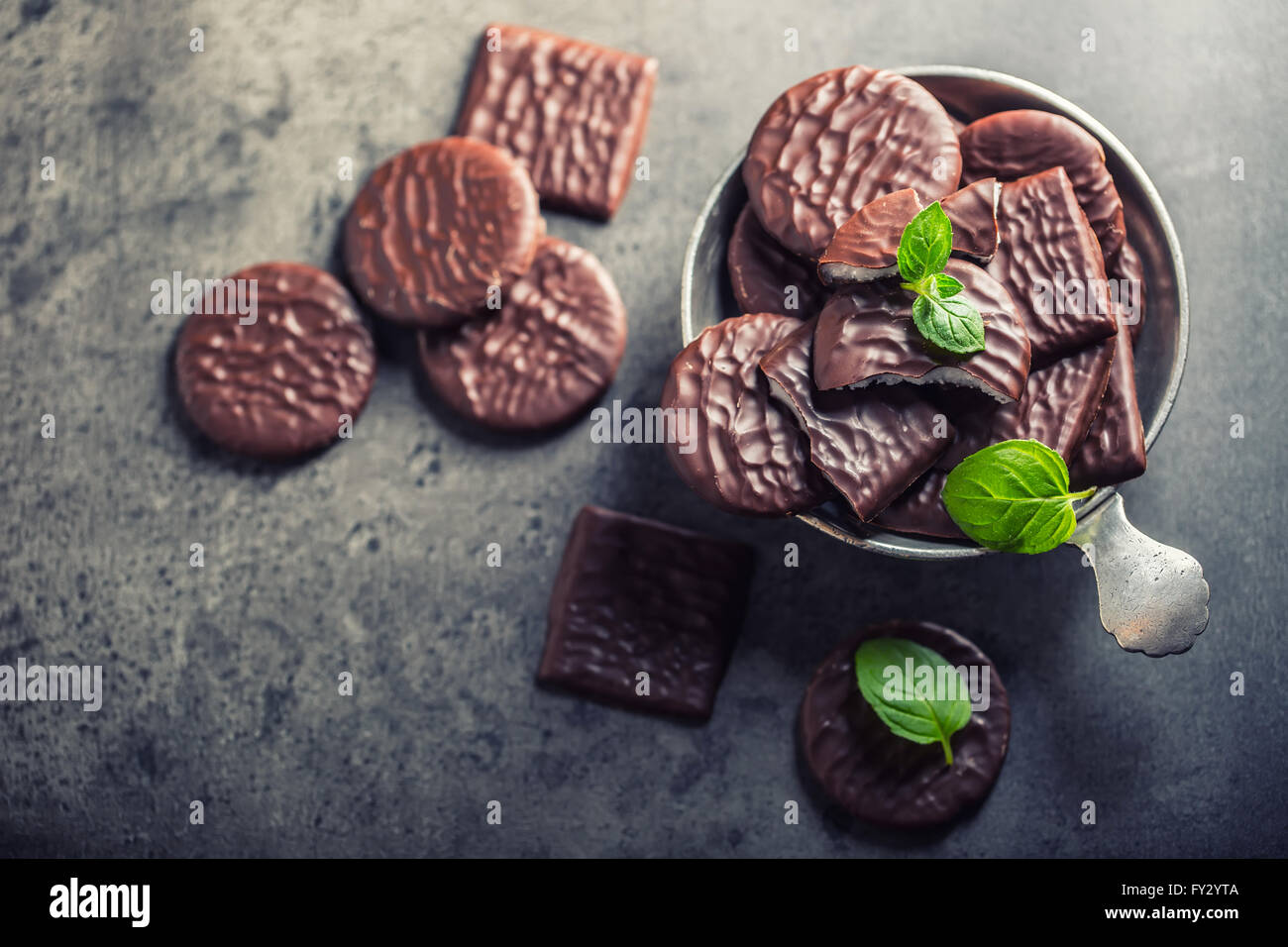 Il cioccolato menta piperita cookies.menta. La menta piperita. Mentolo. Il cioccolato nero con crema di menta piperita. Il cioccolato nero con la menta lasciare Foto Stock