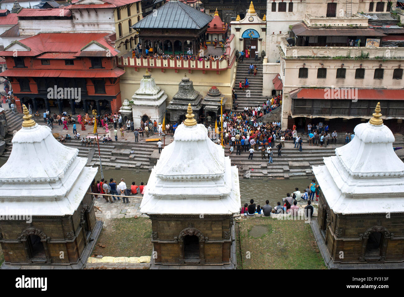 Cerimoniale luogo di cremazione, Ghats, del tempio di Pashupatinath al sacro fiume Bagmati, Kathmandu, Nepal Foto Stock