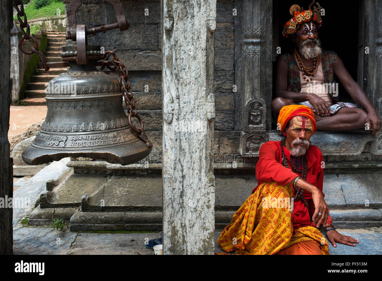 Ritratto di un sadhus in Pashupatinath, Nepal. Il luogo delle cremazioni dal fiume Bagmati. I santi uomini sadhu colorfully vernice Foto Stock