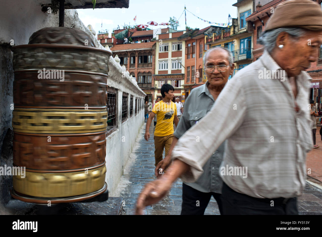 Uomo di preghiera di filatura ruote Stupa Boudhanath, Kathmandu, Nepal. Ruota di preghiera, Bodhnath Stupa, Kathmandu, Nepal, Asia Foto Stock