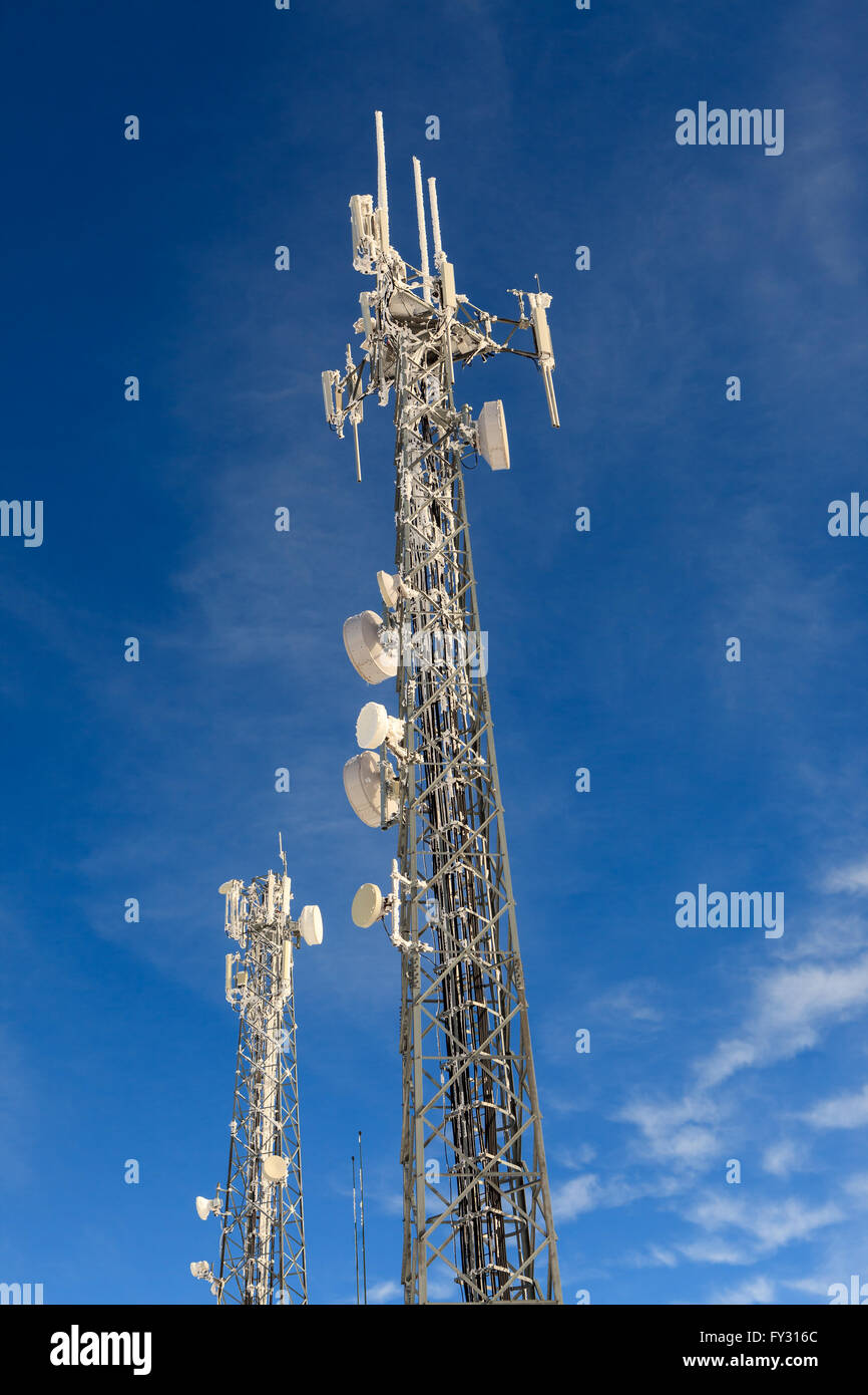 Antenna antenna per la TV analogica la ricezione del segnale visto come  silhouette contro un blu cielo eveing con luce cirrus nuvole Foto stock -  Alamy