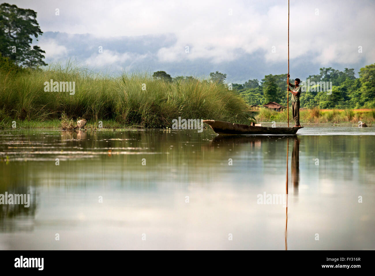 Gita in barca sul fiume Rapti, Chitwan il parco nazionale, Nepal, Asia Foto Stock