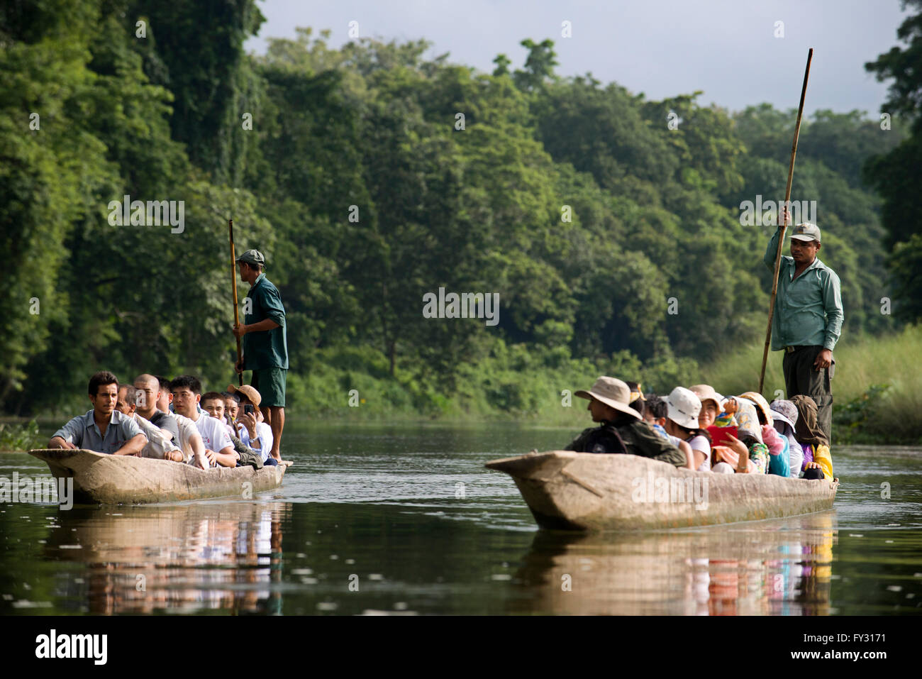 Gita in barca sul fiume Rapti, Chitwan il parco nazionale, Nepal, Asia Foto Stock