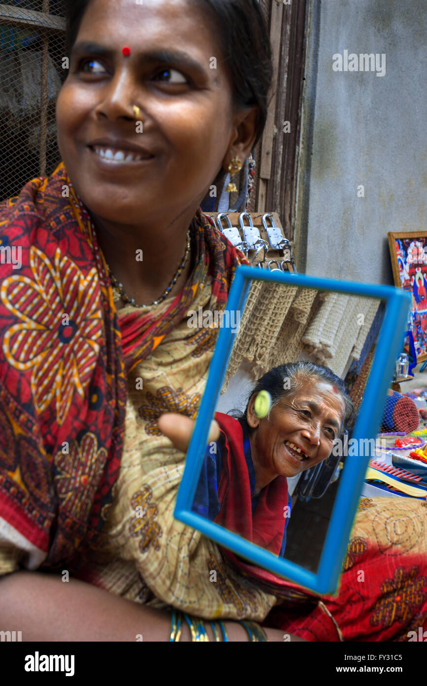 Donna vendita di souvenir al negozio vicino a Vasai Square Bhaktapur valle di Kathmandu in Nepal Asia Foto Stock