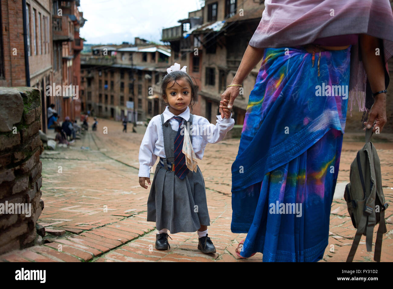Una madre accompagna la figlia a scuola, Bhaktapur, Valle di Kathmandu, Nepal Foto Stock