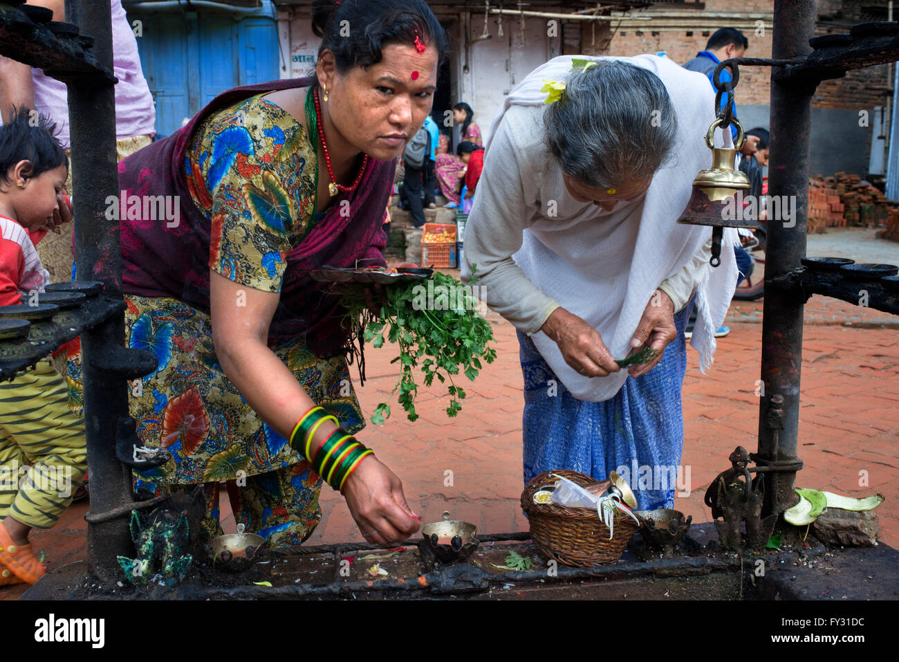 Cerimonia Pooja a Bhaktapur nella valle di Kathmandu in Nepal Foto Stock