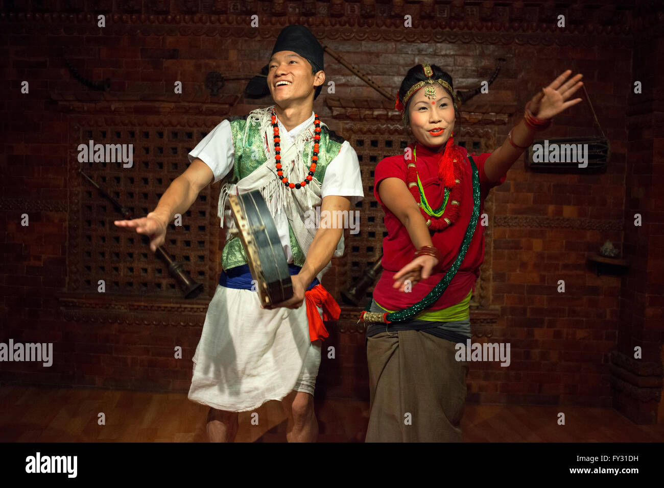 Interprete di danza danza nel ristorante locale Kathmandu in Nepal Foto Stock